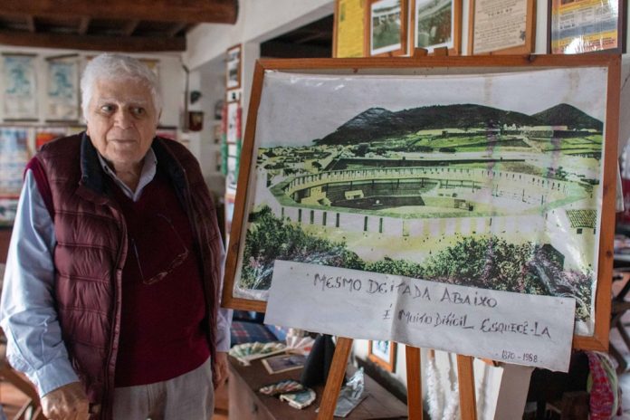 O Professor junto da imagem da Praça de S. João onde se fez aficionado
